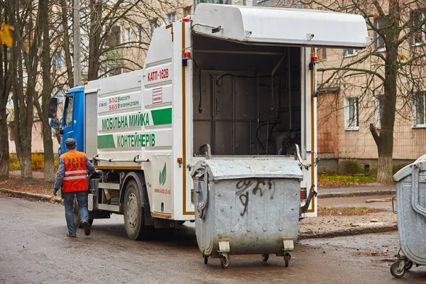 Poltava, Ukrayna - 8 Kasım 2019: Çöp tenekesi ve çöp tenekesi. Çöp tenekelerini yıkamak için kamyon.
