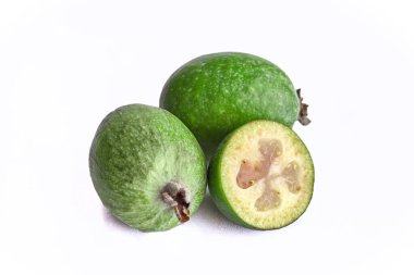 Beyaz arka plan üzerinde izole tropikal meyve feijoa kaymak.