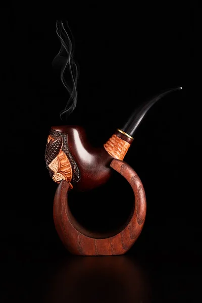Pipe à tabac avec fumée isolée sur fond noir . — Photo