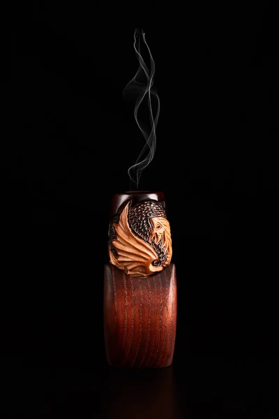 Табачная труба с дымом на черном фоне . — стоковое фото