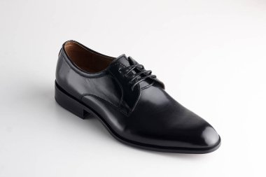 Kahverengi adamın deri ayakkabısı, beyaz arka planda ayakkabı bağcığı var.