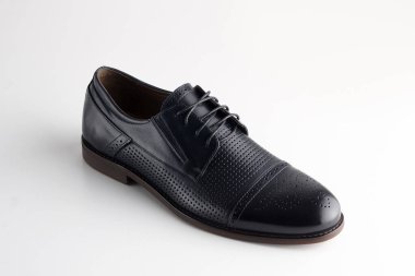 Kahverengi adamın deri ayakkabısı, beyaz arka planda ayakkabı bağcığı var.