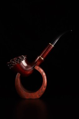 Siyah arka planda izole edilmiş tütün piposu.