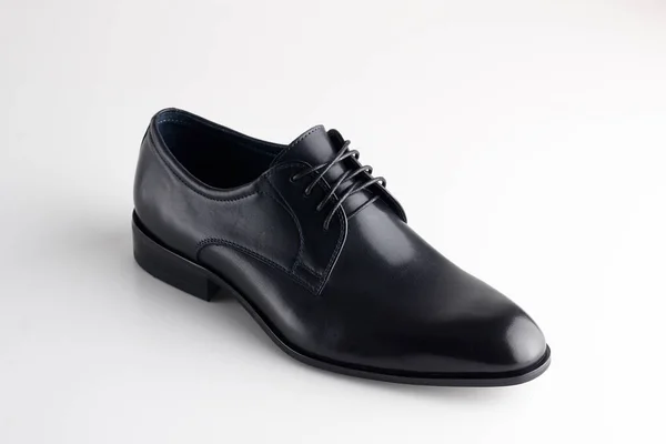 Chaussure homme en cuir noir avec lacets sur fond blanc — Photo