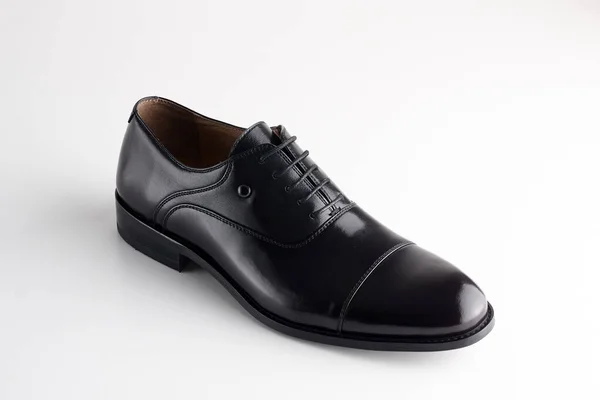Zapato hombre negro de piel con cordones sobre fondo blanco —  Fotos de Stock
