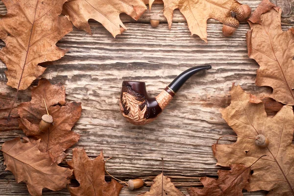 Tubería de tabaco sobre fondo de madera viejo otoño . — Foto de Stock