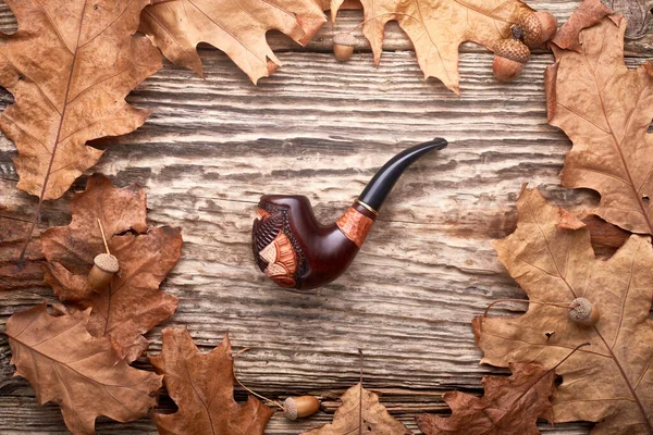 Tubería de tabaco sobre fondo de madera viejo otoño . — Foto de Stock