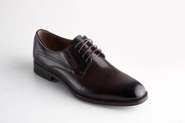 Beyaz arka planda ayakkabı bağcığı olan kahverengi adam deri ayakkabısı