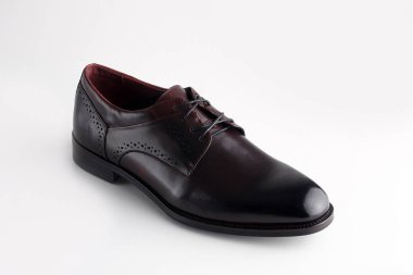 Beyaz arka planda ayakkabı bağcığı olan kahverengi adam deri ayakkabısı