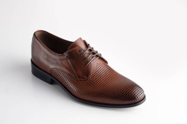 Beyaz arka planda ayakkabı bağcığı olan kahverengi adam deri ayakkabısı