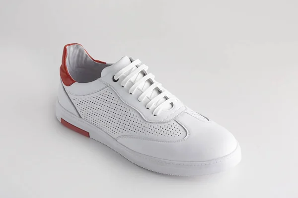 Sport witte lederen schoenen idolated op witte achtergrond. — Stockfoto