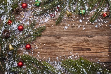 Noel ya da Yeni Yıl dekorasyon geçmişi. Kar yağıyor. Küçük meleğim. Kopyalama alanı olan kahverengi grunge arkaplanı.