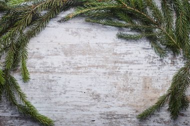 Noel süslemeleri, beyaz ahşap arka planda Noel ağacı.