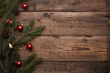 Yılbaşı ya da yeni yıl süslemeleri. Kopyalama alanı olan kahverengi grunge arkaplanı.