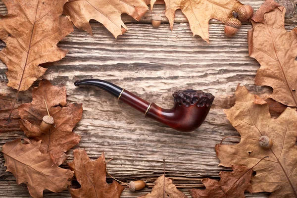 Tubería de tabaco sobre fondo de madera viejo otoño . — Foto de Stock