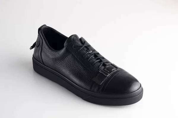 Чорні чоловіки шкіряне взуття з взуттям на білому тлі — стокове фото
