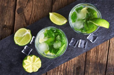 Mojito kokteyl yapımı. Nane, kireç, malzemeyi buz ve mutfak eşyaları bar. Üstten Görünüm