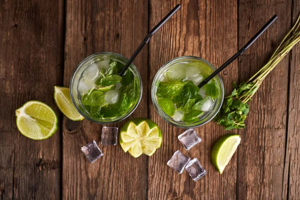 Κάνετε κοκτέιλ Mojito. Μέντα, ασβέστη, συστατικά των παγετώνων και μπαρ σκεύη. Κάτοψη — Φωτογραφία Αρχείου