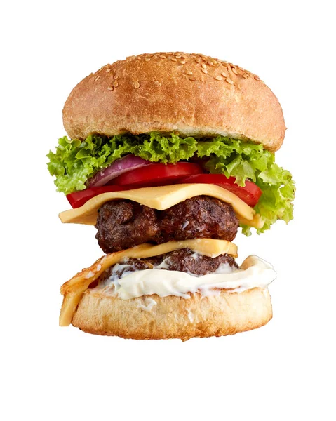 Velký dvojitý domácí hamburger izolované na bílém pozadí. — Stock fotografie