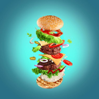 Maxi burger, çift katlı çizburger ve mavi arka planda yalıtılmış uçuş malzemeleri. Yüksek çözünürlük