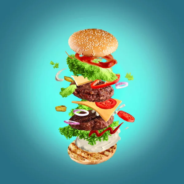 Maxi hamburger, dvojitý cheeseburger s létajícími ingrediencemi izolovanými na modrém pozadí. Obrázek ve vysokém rozlišení — Stock fotografie