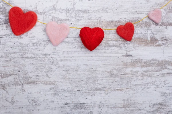 Концепция Дня Святого Валентина. Плетеные сердца на деревянном фоне белый . — стоковое фото