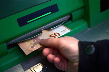 Adamın eli ATM 'den 50 avro çekerken