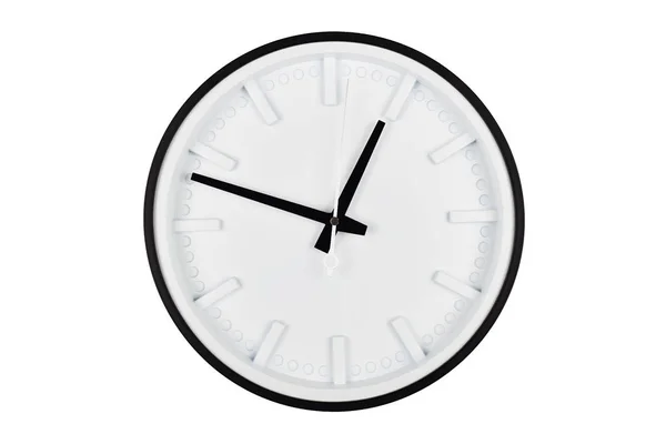 Reloj de pared con esfera blanca y flechas negras aisladas sobre fondo blanco . —  Fotos de Stock