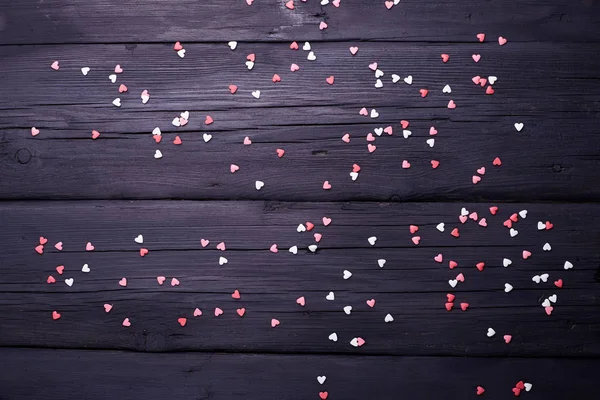 Beau fond de Saint Valentin avec des cœurs rouges sur fond en bois noir . — Photo