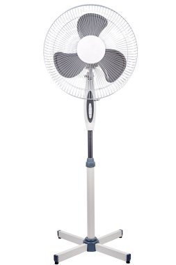 Beyaz arka planda izole edilmiş uzun bir elektrikli fan..