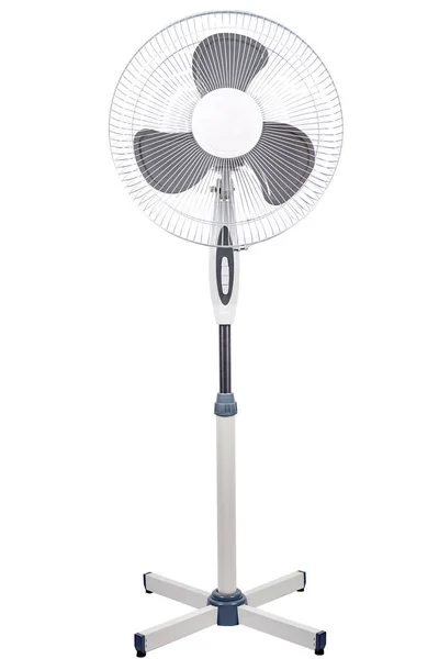 Beyaz arka planda izole edilmiş uzun bir elektrikli fan..
