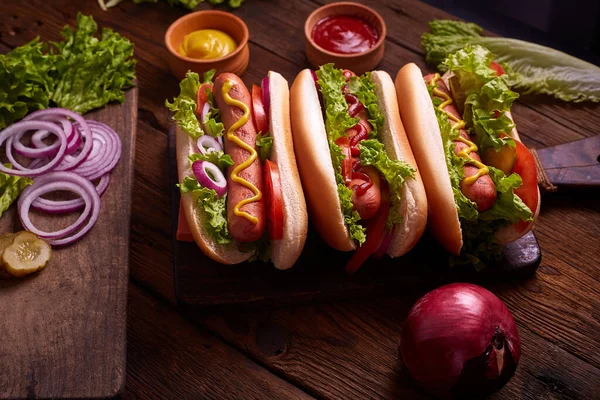 Hotdogs Gegrilde Hotdogs Met Mosterd Ketchup Een Picknickhouten Tafel Broodje — Stockfoto