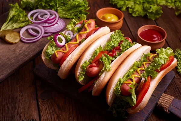 Perros Calientes Perros Calientes Parrilla Con Mostaza Ketchup Una Mesa —  Fotos de Stock