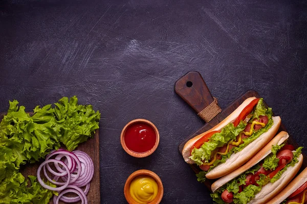 Perros Calientes Con Salchichas Cebolla Frita Hojas Cilantro Salsa Queso —  Fotos de Stock