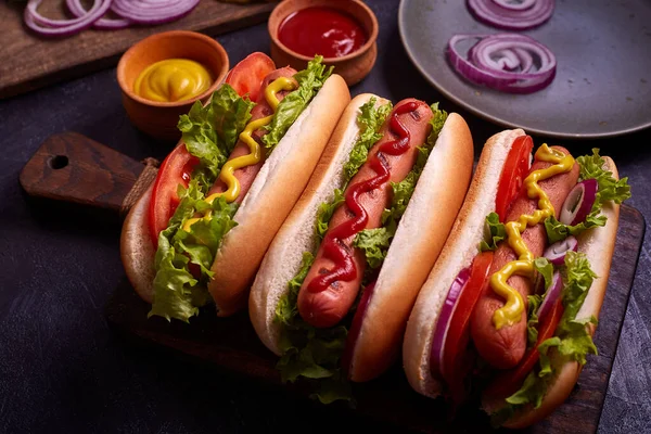 Hot Dog Met Augurken Sla Blauwe Betonnen Ondergrond — Stockfoto
