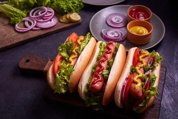Hot Dog Nakládanými Okurkami Salátem Modrém Betonovém Pozadí — Stock fotografie