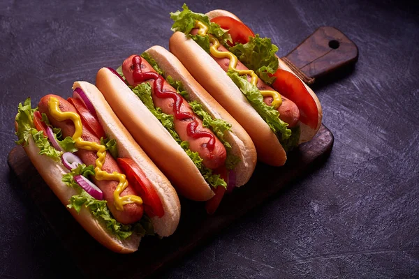 Hot Dog Avec Cornichons Laitue Sur Fond Béton Bleu — Photo