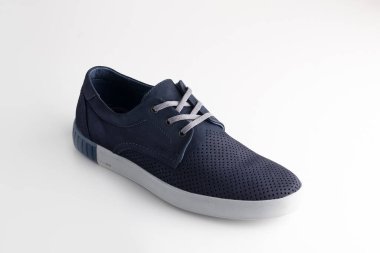 Mavi ayakkabılar beyaz arkaplanda izole edilmiş..