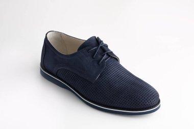 Mavi ayakkabılar beyaz arkaplanda izole edilmiş..