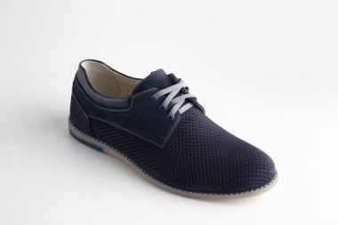 Mavi ayakkabılar beyaz arkaplanda izole edilmiş..