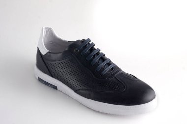 Mavi ayakkabılar beyaz arkaplanda izole edilmiş..