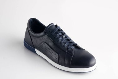 Mavi ayakkabılar beyaz arkaplanda izole edilmiş..