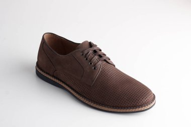 Beyaz arka planda ayakkabı bağcığı olan kahverengi adam deri ayakkabısı