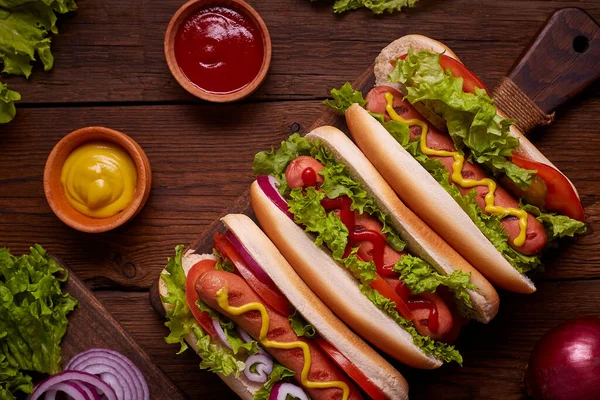 Hot Dog Nakládanými Okurkami Rajčaty Salátem Dřevěném Pozadí Horní Pohled — Stock fotografie