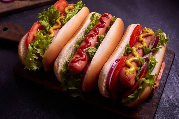 Hot Dog Ogórkami Sałatą Niebieskim Tle Betonowym — Zdjęcie stockowe