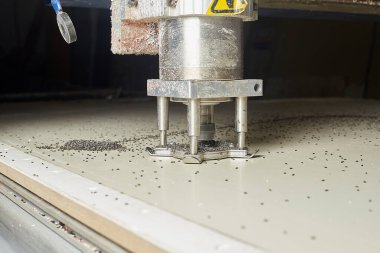 CNC tablet makinesi. Alüminyum bileşik paneller kesiliyor.