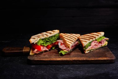 Sandviç ekmeği domates, marul ve sarı peynir.