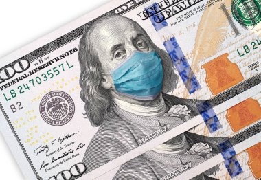 ABD 'de COVID-19 Coronavirus, yüz maskeli 100 dolarlık para. Kriz ve finans kavramı. Beyaz arkaplanda izole.