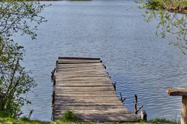 Gölde eski ahşap iskelede