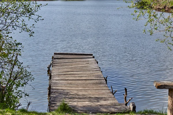 Gölde eski ahşap iskelede